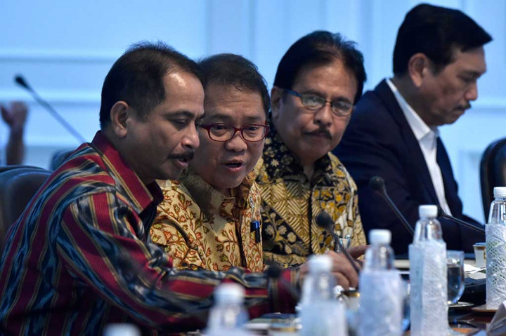 Menkominfo Rudiantara (kedua kiri) berbincang dengan Menteri Pariwisata Arief Yahya (kiri), Menteri Agraria dan Tata Ruang Sofyan Djalil (kedua kanan) dan Menko bidang Kemaritiman Luhut Panjaitan di sela-sela rapat terbatas tentang Evaluasi Proyek Strategis Nasional.