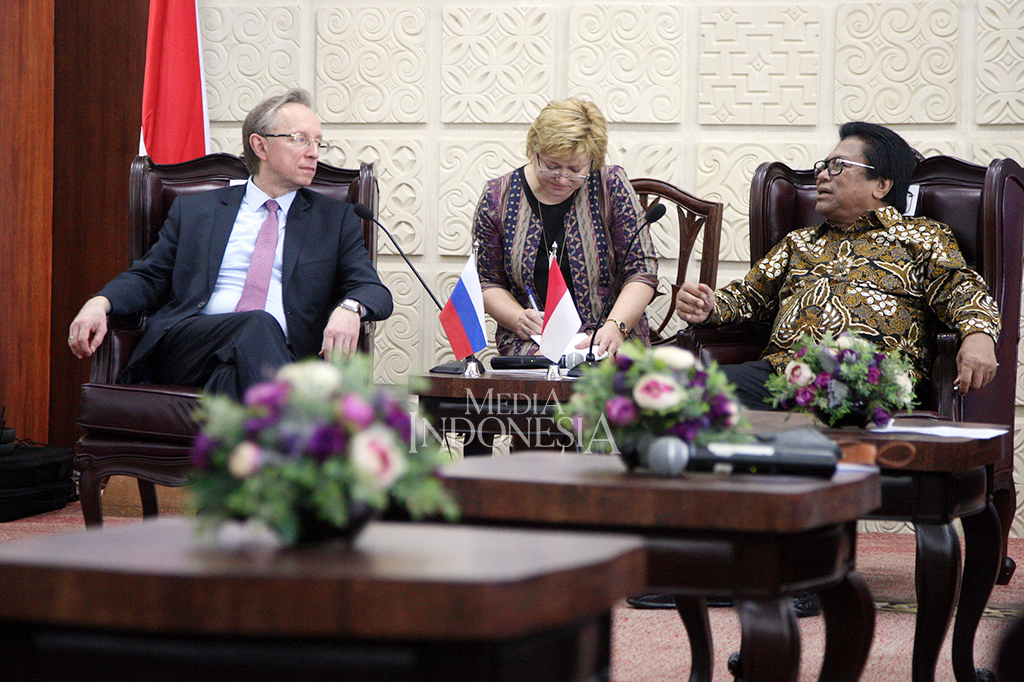 Mereka saling bertukar pandangan mengenai kerjasama pembangunan energi nuklir serta infrastruktur kereta api di Kalimantan, yang sebelumnya pernah dibicarakan saat Presiden Joko Widodo bertemu Presiden Rusia Vladimir Putin.