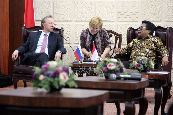 Mereka saling bertukar pandangan mengenai kerjasama pembangunan energi nuklir serta infrastruktur kereta api di Kalimantan, yang sebelumnya pernah dibicarakan saat Presiden Joko Widodo bertemu Presiden Rusia Vladimir Putin.