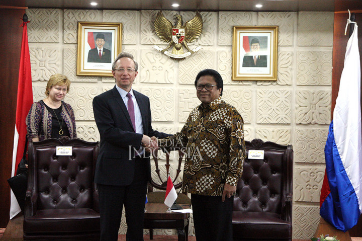 Menurut Mikhail, Indonesia sebagai negara berkembang pasti membutuhkan energi besar dalam proses pembangunan. Ia melihat belum ada pembangkit listrik tenaga nuklir yang dibangun di Indonesia.