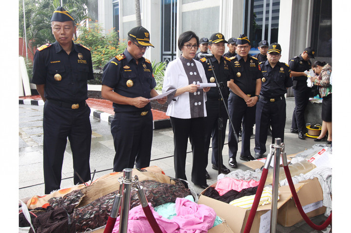Kementerian Keuangan melalui Ditjen Pajak dan Ditjen Bea dan Cukai serta PPATK membongkar tiga kasus penyelundupan tekstil yang dilakukan oleh tiga perusahaan yang berdomisili di Jawa Barat.