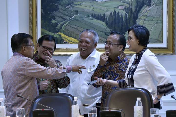 Wakil Presiden Jusuf Kalla (kiri) berbincang dengan Menteri Keuangan Sri Mulyani (kanan), Mensesneg Pratikno (kedua kanan), Menteri Pekerjaan Umum dan Perumahan Rakyat Basuki Hadimuldjono (tengah) dan Seskab Pramono Anung (kedua kiri) sebelum mengikuti rapat terbatas persiapan pertemuan tahunan IMF-World Bank 2018 di Kantor Presiden, Jakarta.