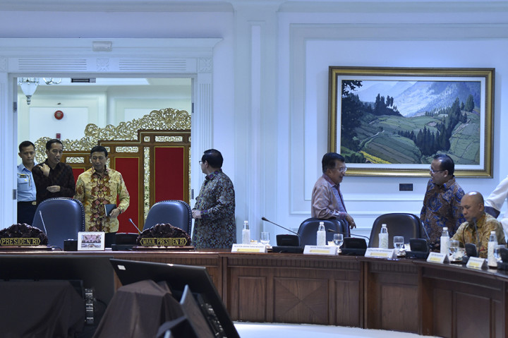 Presiden bersama sejumlah menteri membahas persiapan pertemuan IMF-World Bank dalam rapat terbatas yang digelar di Kantor Presiden, Jakarta, Rabu (3/5/2017).