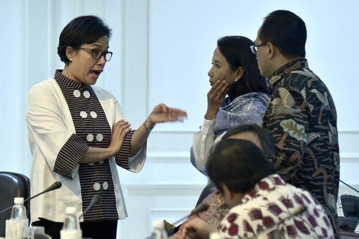 Menteri Keuangan Sri Mulyani (kiri), Menteri BUMN Rini Soemarno (tengah), Menteri Perhubungan Budi Karya Sumadi mengikuti rapat terbatas persiapan pertemuan tahunan IMF-World Bank 2018 di Kantor Presiden, Jakarta.