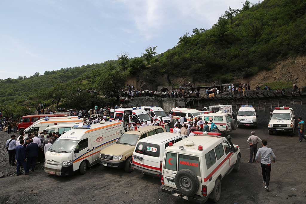 Belasan mobil ambulans disiapkan untuk mengangkut para korban ledakan tambang batu bara.