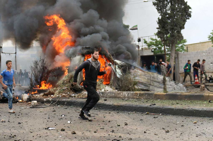 Warga berlari menjauhi lokasi ledakan bom mobil di Kota Azaz, Suriah, perbatasan dengan Turki, Rabu (3/5/2017) waktu setempat.
