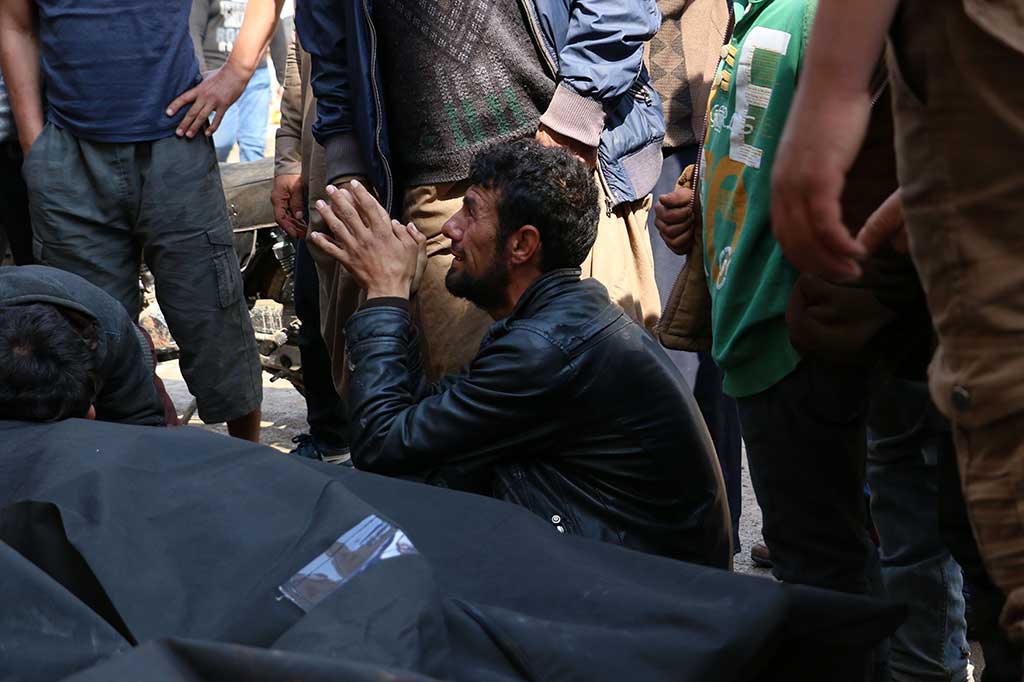 Warga menangisi jenazah keluarga mereka yang menjadi korban ledakan bom mobil.