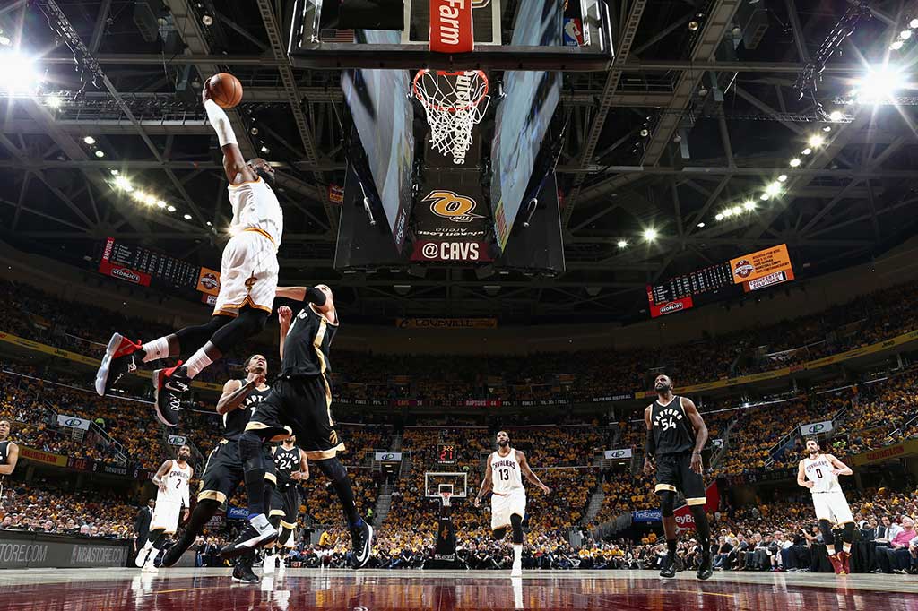 Forward Cleveland Cavaliers LeBron James melakukan slam dunk saat melawan Toronto Raptors pada game kedua semifinal Wilayah Timur di  Quicken Loans Arena, Cleveland, Rabu (4/5/2017) WIB.