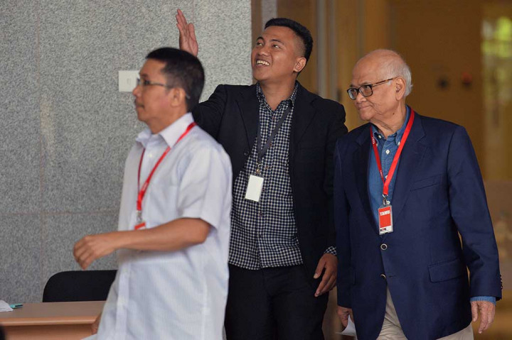 Mantan Menko Perekonomian Dorodjatun Kuntjoro Jakti (kanan) bersiap menjalani pemeriksaan di gedung KPK, Jakarta, Kamis (4/5/2017).