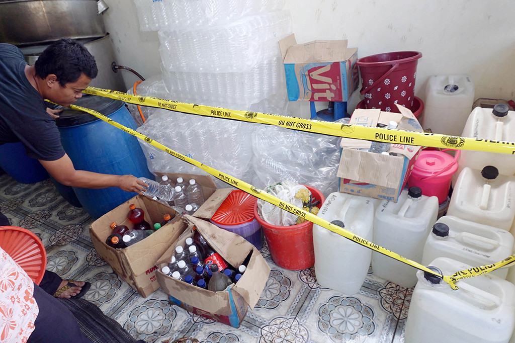 Sebuah rumah di Perum Duren Villa, Kelurahan Pedurenan, Kecamatan Karang Tengah, Kota Tangerang yang menjadi tempat produksi ilegal miras jenis ciu digerebek aparat Satuan Narkoba Polres Metro Tangerang, Rabu (3/5/2017) malam.