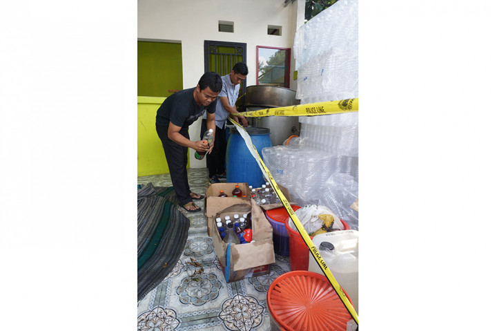 Penggerebekan tersebut berawal dari adanya informasi masyarakat bahwa di lokasi terdapat usaha rumahan peracikan miras jenis ciu.