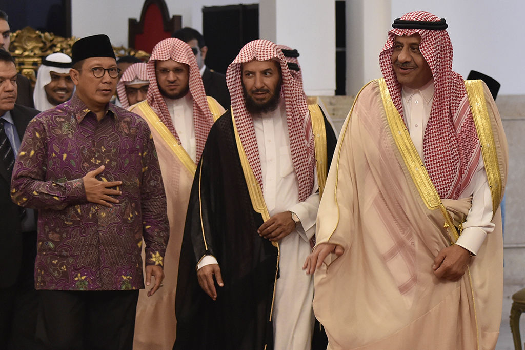 Menteri Agama  Lukman Hakim Saifuddin menyambut kedatangan Pangeran Khalid bin Abdul Aziz di Istana Negara, Jakarta, Kamis (4/5/2017).