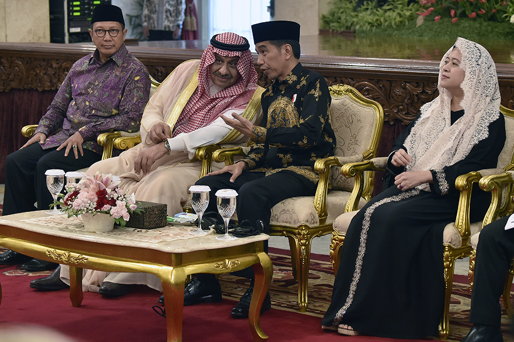 Presiden Joko Widodo berbincang dengan Pangeran Khalid bin Abdul Aziz (kedua kiri) disela-sela silaturahmi dengan peserta Musabaqah Hafalan Al-Quran dan Haditz Pangeran Sultan bin Abdul Aziz Alu Su'ud Tingkat ASEAN dan Pasifik ke-8 di Istana Negara, Jakarta.