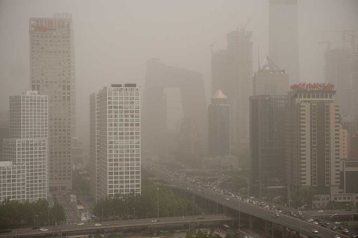 Badai debu tebal menyelimuti wilayah pusat bisnis utama di Kota Beijing, Tiongkok, Kamis (4/5/2017).