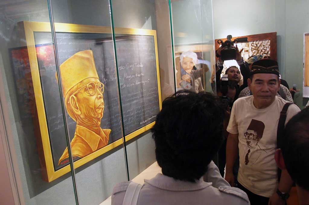 Pengunjung melihat lukisan berjudul Monumen Tut Wuri Handayani, karya Rohadi Cumik yang merupakan salah satu dari 10 lukisan terbaik pada Pameran Lukisan Para Guru se-Jabodetabek, di Museum Basoeki Abdullah, Jakarta Selatan, Kamis (4/5/2017).