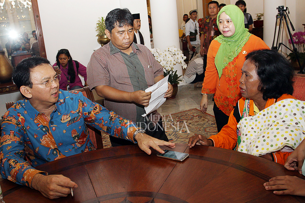 Ahok Dapat Boneka Nemo dari Warga