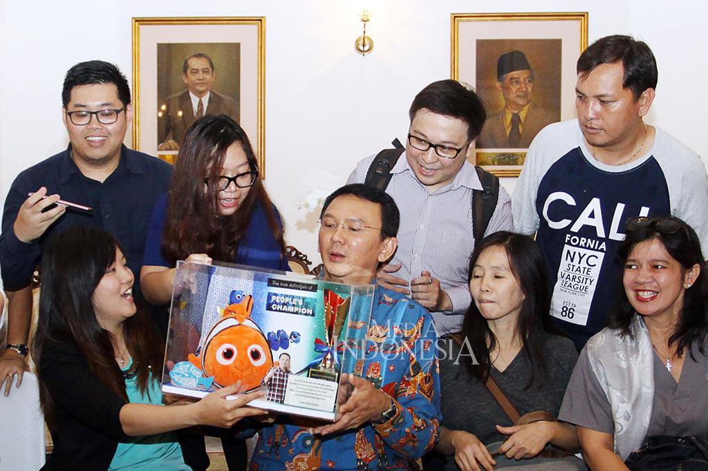 Ahok Dapat Boneka Nemo dari Warga