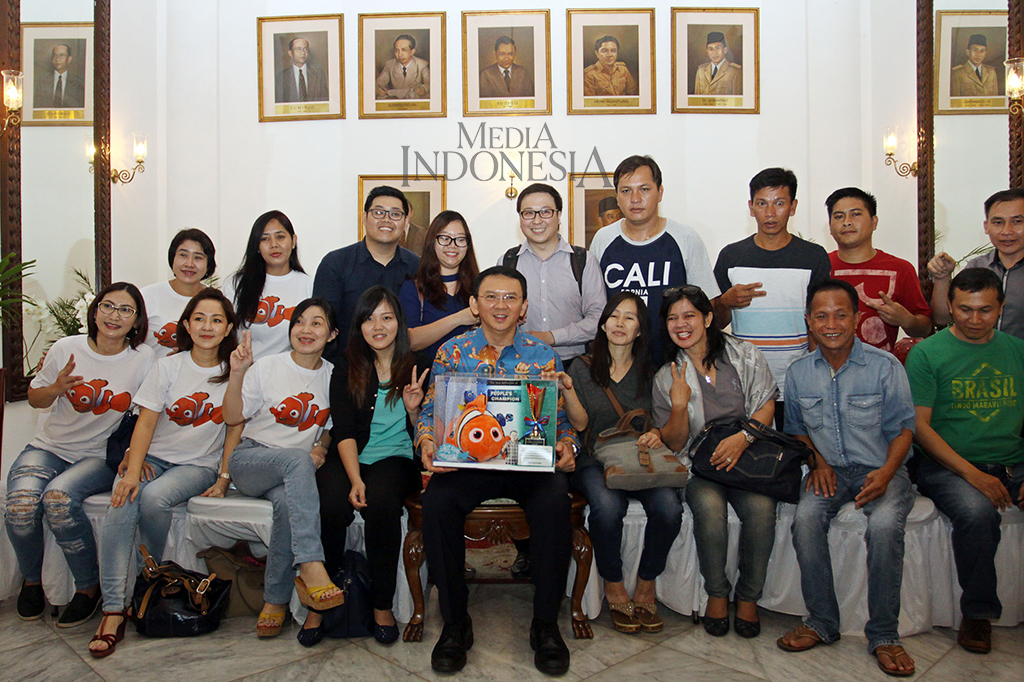 Ahok Dapat Boneka Nemo dari Warga