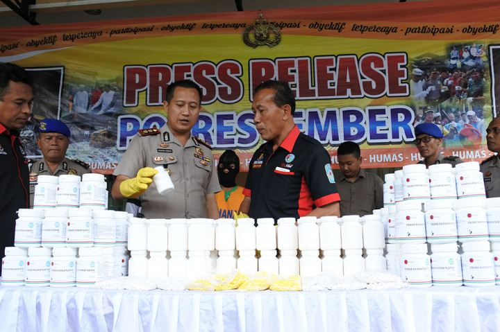 Kapolres Jember AKBP Kusworo Wibowo menunjukkan obat saat rilis pengungkapan obat keras di Mapolres, Jember, Jawa Timur, Kamis (4/5/2017). 