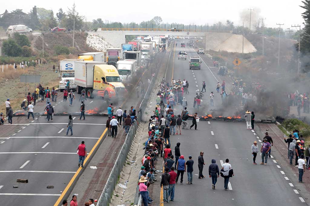 Akibat blokade tersebut menyebabkan jalur lalu lintas terputus total dan membuat kemacetan yang panjang.