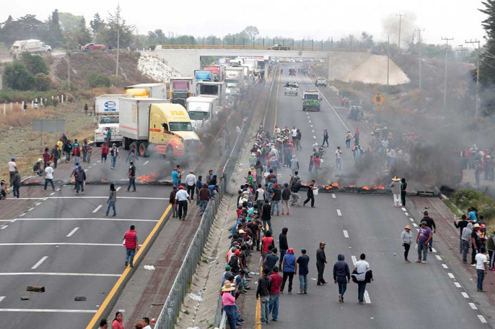 Akibat blokade tersebut menyebabkan jalur lalu lintas terputus total dan membuat kemacetan yang panjang.