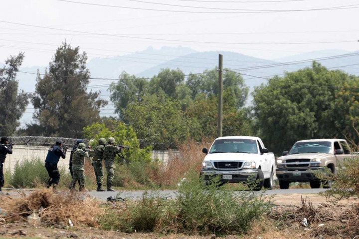 Tentara Meksiko melakukan penyelidikan terhadap kawanan pencuri bahan bakar minyak dengan memeriksa setiap kendaraan yang lewat. 