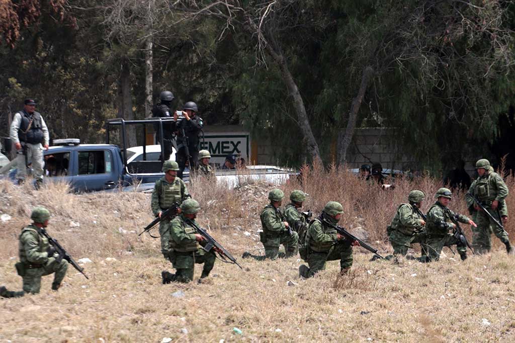 Bentrokan antara tentara Meksiko dengan terduga pencuri BBM mengakibatkan 10 orang tewas, empat di antaranya adalah personel militer. Orang-orang bersenjata menggunakan penduduk setempat sebagai tameng manusia melepaskan tembakan ke patroli tentara Meksiko yang menyelidiki pencurian BBM.