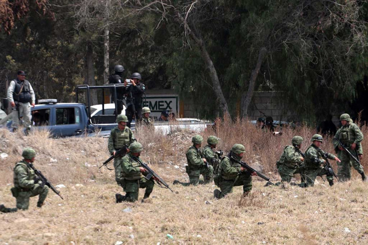 Bentrokan antara tentara Meksiko dengan terduga pencuri BBM mengakibatkan 10 orang tewas, empat di antaranya adalah personel militer. Orang-orang bersenjata menggunakan penduduk setempat sebagai tameng manusia melepaskan tembakan ke patroli tentara Meksiko yang menyelidiki pencurian BBM.