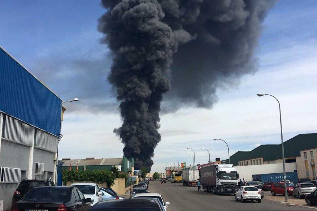 Asap hitam mengepul setelah kebakaran disertai ledakan melanda gudang yang menampung limbah berbahaya di Arganda del Rey, sebelah timur Madrid, Kamis (4/5/2017) waktu setempat.