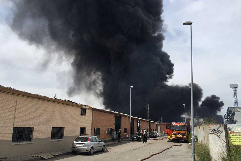 Kebakaran pabrik Requimsa di Arganda del Rey tersebut menyebabkan beberapa ledakan dan memecahkan jendela dan merusak bangunan di dekatnya.