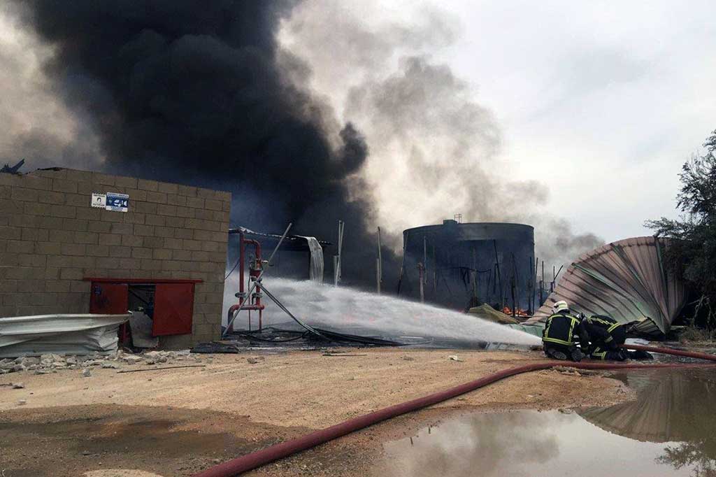 Petugas pemadam kebakaran mengatakan mereka telah mengendalikan kebakaran tersebut namun 11 unit pemadam kebakaran masih berusaha memadamkannya.