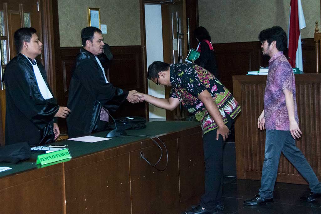 Jaksa KPK menuntut kedua terdakwa dengan hukuman dua tahun penjara serta denda Rp100 juta subsider enam bulan dalam persidangan tersebut. Menurut jaksa keduanya terbukti menyuap empat pejabat Bakamla.