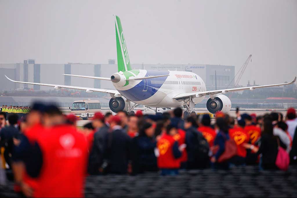 Pesawat penumpang buatan Tiongkok C919 bersiap untuk lepas landas di Bandara Internasional Pudong, Shanghai, Jumat (5/5/2017).