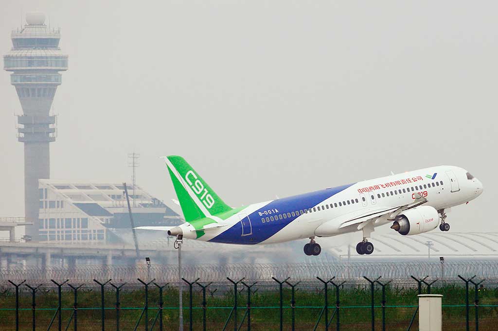 Pesawat C919 lepas landas disertai sorak sorai dan tepuk tangan dari ratusan tamu undangan di Bandara International Pudong. Peristiwa tersebut juga disiarkan langsung di televisi pemerintah Tiongkok.