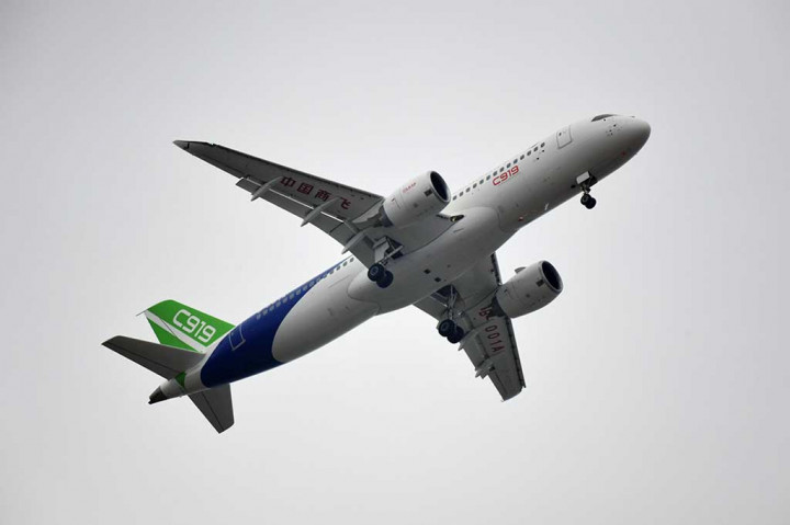 Tiongkok menggembar-gemborkan bahwa C919 sebagai saingan pesawat single-board Airbus A320 dan Boeing 737. C919 awalnya akan uji terbang pada 2014 sebelum dikirim ke pembeli pada 2016, namun tertunda akibat dilanda masalah manufaktur. 