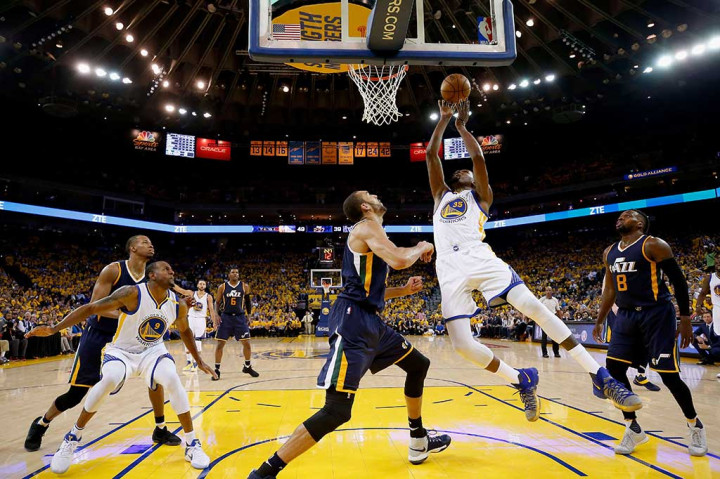 Forward Kevin Durant mengemas 25 poin, 11 rebound dan tujuh assist untuk Golden State Warriors.