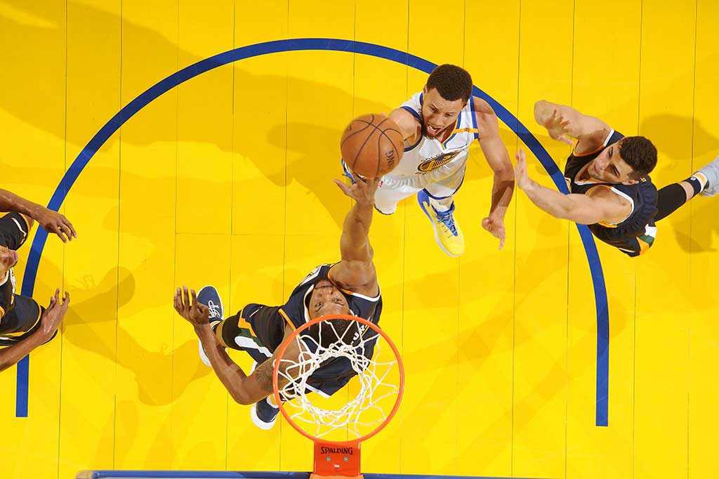 Sementara Stephen Curry mengumpulkan 23 poin dan tujuh assist.