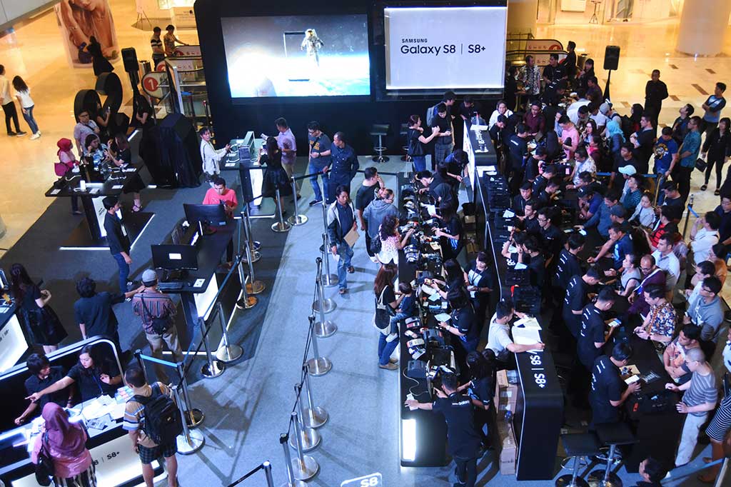 Puluhan konsumen mengantre untuk membeli telepon pintar saat berlangsungnya Costumer Launch Samsung Galaxy S8 dan Galaxy S8 Plus di Mall Grand Indonesia, Jumat (5/5/2017).