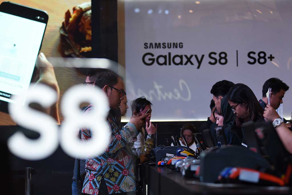 Konsumen mengoperasikan telepon pintar saat berlangsungnya Costumer Launch Samsung Galaxy S8 dan Galaxy S8 Plus di Mall Grand Indonesia, Jakarta.