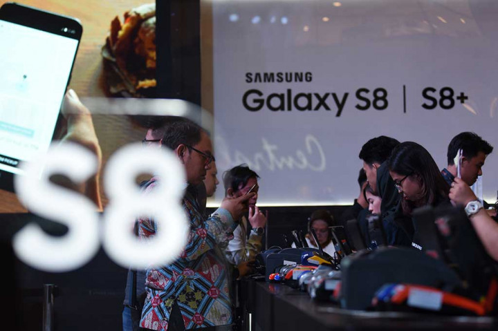 Konsumen mengoperasikan telepon pintar saat berlangsungnya Costumer Launch Samsung Galaxy S8 dan Galaxy S8 Plus di Mall Grand Indonesia, Jakarta.