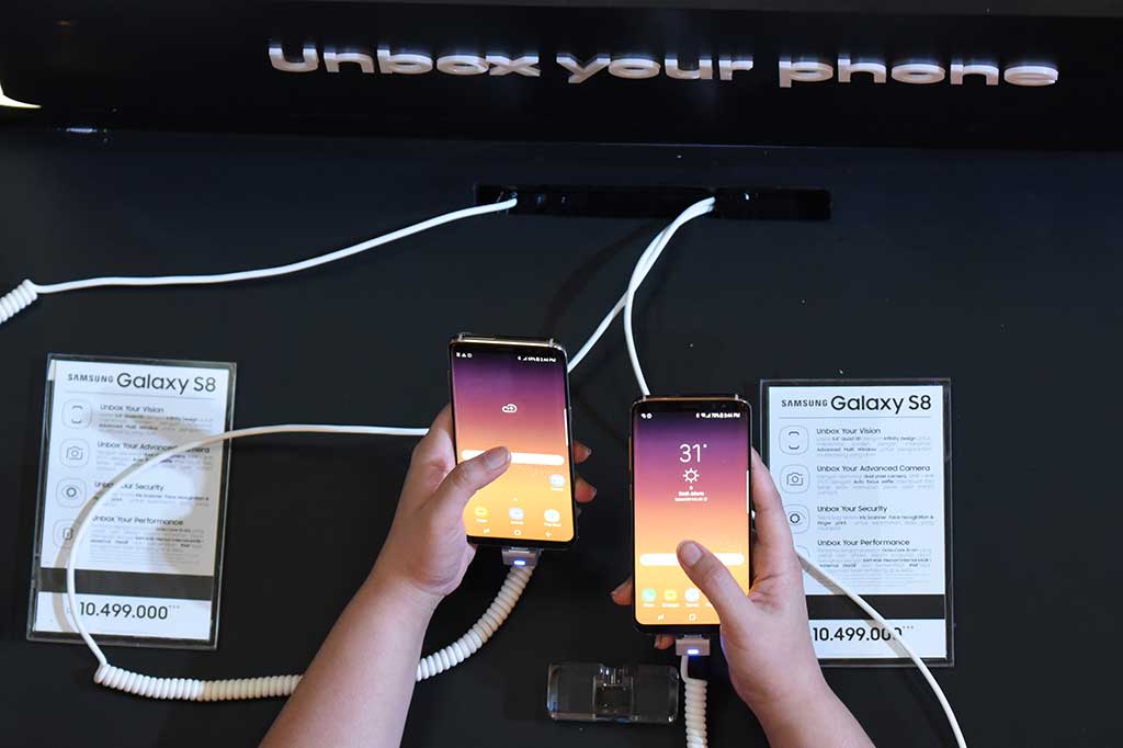 Samsung Galaxy S8 dan S8 Plus resmi meluncur di Indonesia pada 2 Mei lalu, dan ditawarkan dengan harga Rp10,5 juta untuk Galaxy S8, dan Rp12 juta untuk Galaxy S8 Plus.