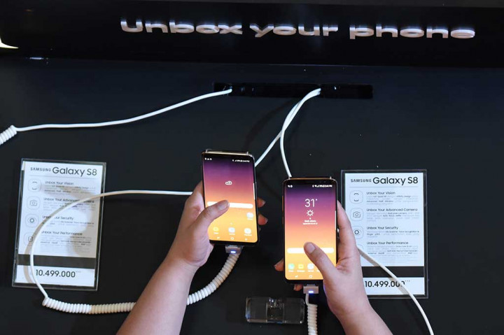 Samsung Galaxy S8 dan S8 Plus resmi meluncur di Indonesia pada 2 Mei lalu, dan ditawarkan dengan harga Rp10,5 juta untuk Galaxy S8, dan Rp12 juta untuk Galaxy S8 Plus.