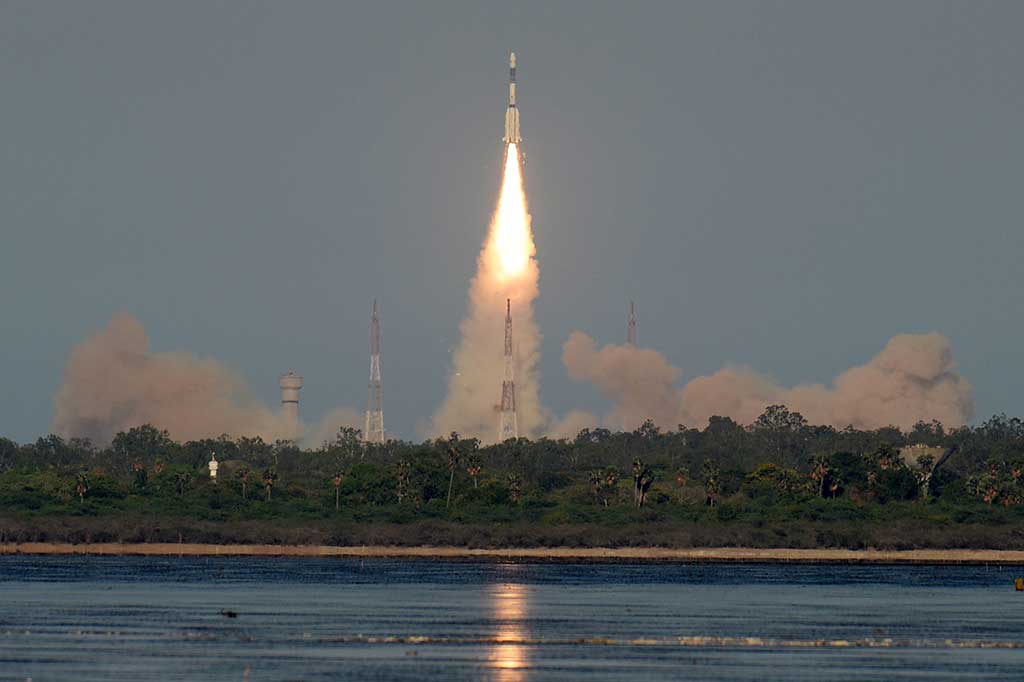 Kendaraan Peluncur Satelit Geosinkron (GSLV) buatan Badan Peneliti Antariksa India (ISRO) yang mengangkut satelit komunikasi Asia Selatan GSAT-9 diluncurkan dari lapangan peluncur kedua Pusat Antariksa Satish Dhawan, di Sriharikota, Andra Pradesh, Jumat (5/5/2017) pukul 16.57 waktu setempat.