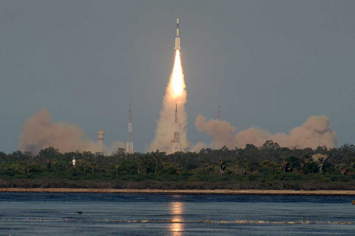 Kendaraan Peluncur Satelit Geosinkron (GSLV) buatan Badan Peneliti Antariksa India (ISRO) yang mengangkut satelit komunikasi Asia Selatan GSAT-9 diluncurkan dari lapangan peluncur kedua Pusat Antariksa Satish Dhawan, di Sriharikota, Andra Pradesh, Jumat (5/5/2017) pukul 16.57 waktu setempat.
