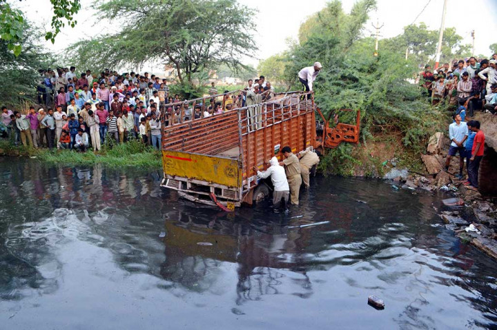 Petugas dibantu sukarelawan mengevakuasi sebuah truk yang jatuh ke sebuah kanal di dekat Etah, sekitar 35 km sebelah timur Agra, Negara Bagian Uttar Pradesh, India bagian utara, Jumat (5/5/2017) waktu setempat. 