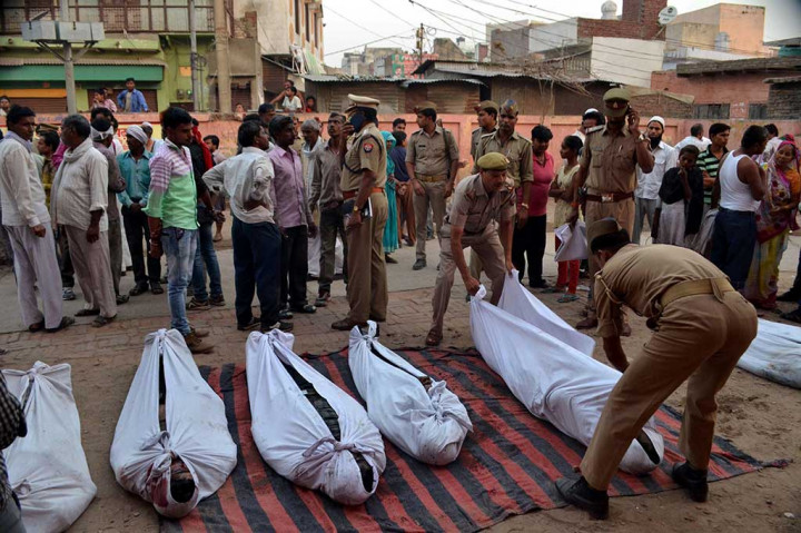 Petugas medis mengevakuasi jenazah korban kecelakaan ke sebuah rumah sakit di Etah. Sedikitnya 14 orang tewas akibat truk yang mereka tumpangi jatuh ke kanal, usai perjalanan menghadiri upacara pra-pernikahan.