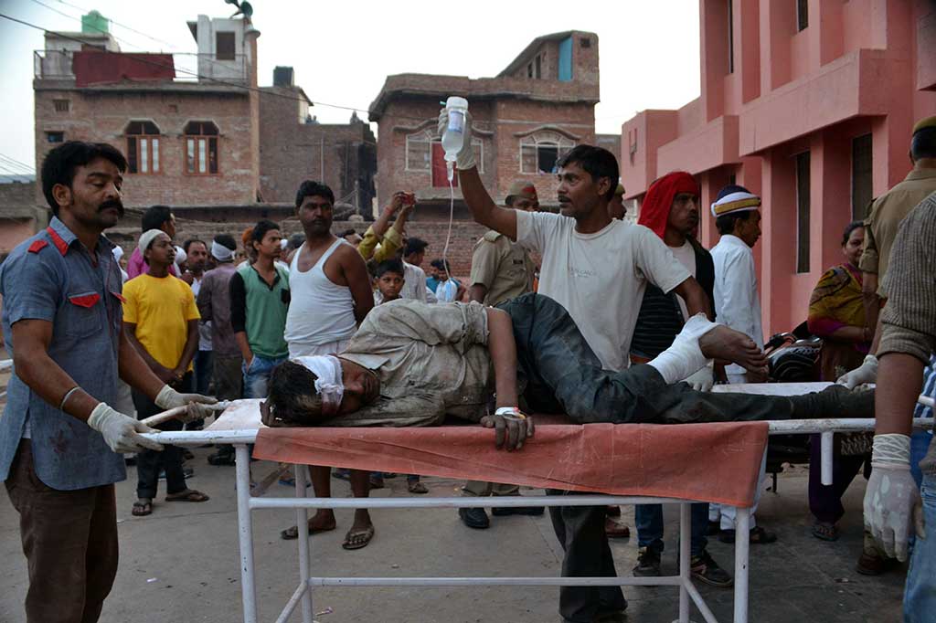 Menurut polisi, sekitar 22 orang lainnya luka-luka dalam kecelakaan yang disebabkan karena sopir truk mengantuk dan kehilangan kendali tersebut.