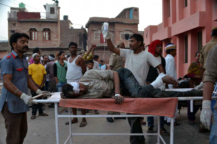 Menurut polisi, sekitar 22 orang lainnya luka-luka dalam kecelakaan yang disebabkan karena sopir truk mengantuk dan kehilangan kendali tersebut.