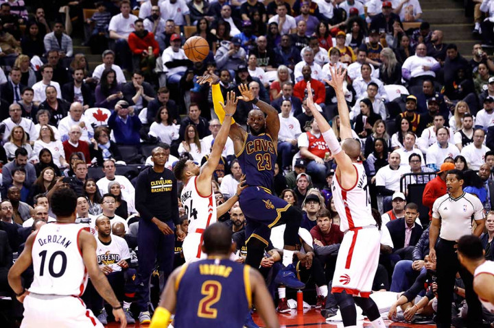 LeBron James mengemas 35 poin, delapan rebound, dan tujuh assist untuk Cleveland Cavaliers.
