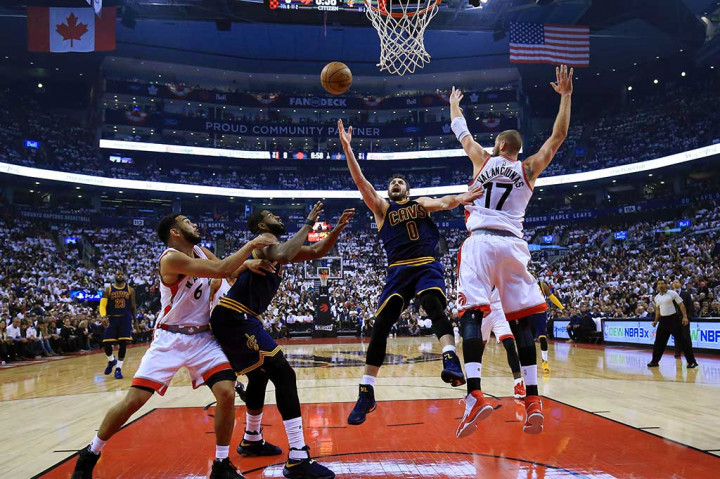 Sementara Kevin Love dan Kyrie Irving masing-masing mengumpulkan 16 poin.